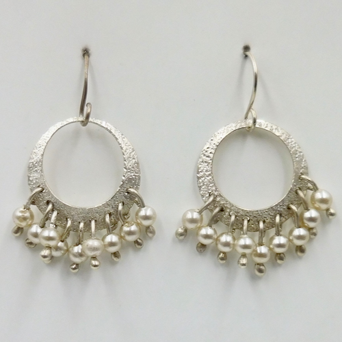 Click to view detail for DKC-2133 Earrings, Sterling Silver Circles & Pearls $110